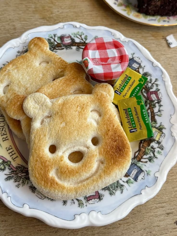 jharnaforael's tweet photo. Mama @mertajiva made Abang a pooh toast! 🤤 I love you Mama 😘 https://t.co/Z2jYwJ2epc