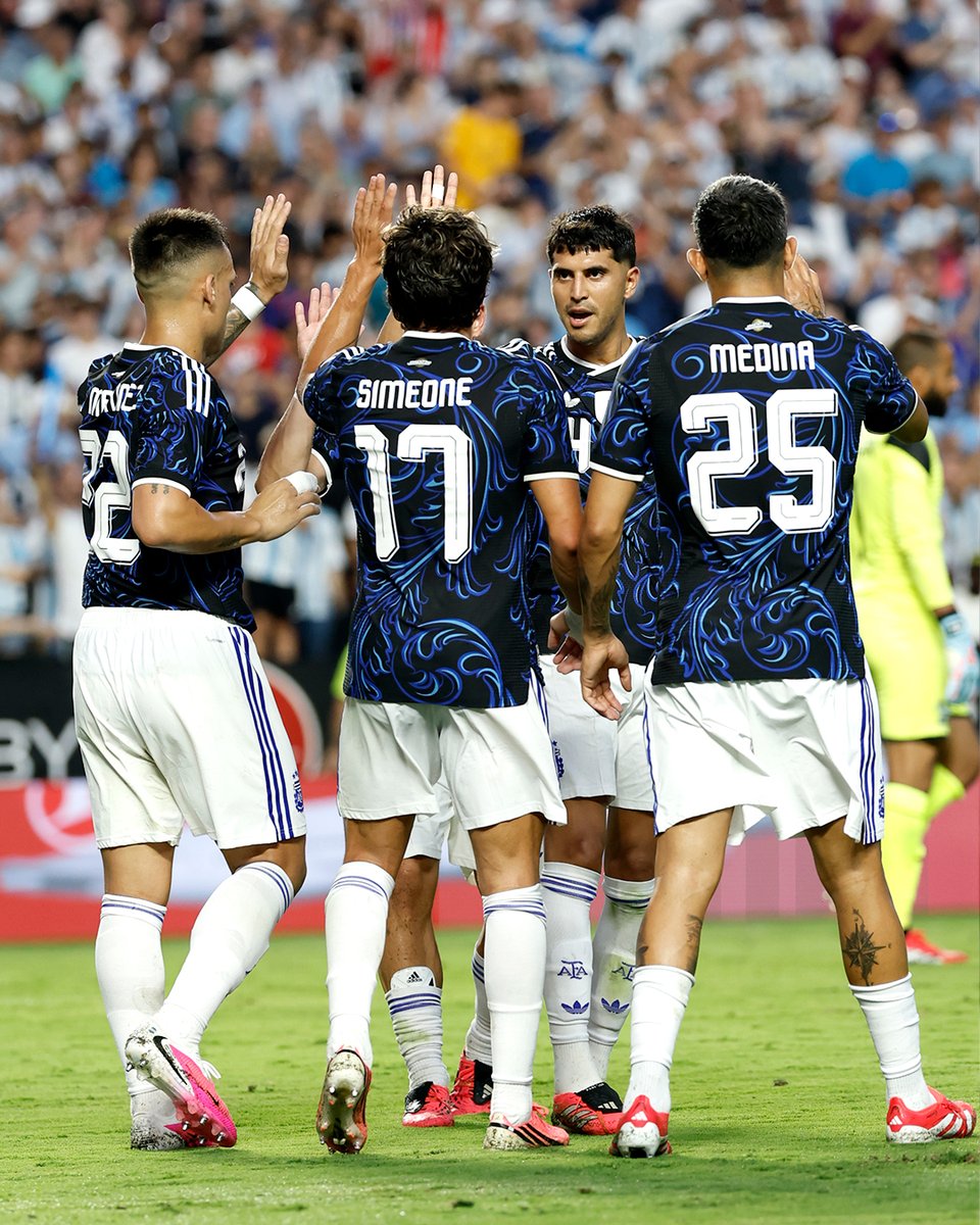Argentina's tweet photo. 🏆 #SelecciónMayor

#DatoAlbiceleste 🇦🇷

👣 Pases: 🇦🇷 805 vs. 325 🇭🇳  
✅ Efectividad de pases: 🇦🇷 94% vs. 83% 🇭🇳  
⚽ Posesión de balón: 🇦🇷 68% vs. 32% 🇭🇳  
🥅 Remates: 🇦🇷 20 vs. 4 🇭🇳 https://t.co/RsfEFILJ1W