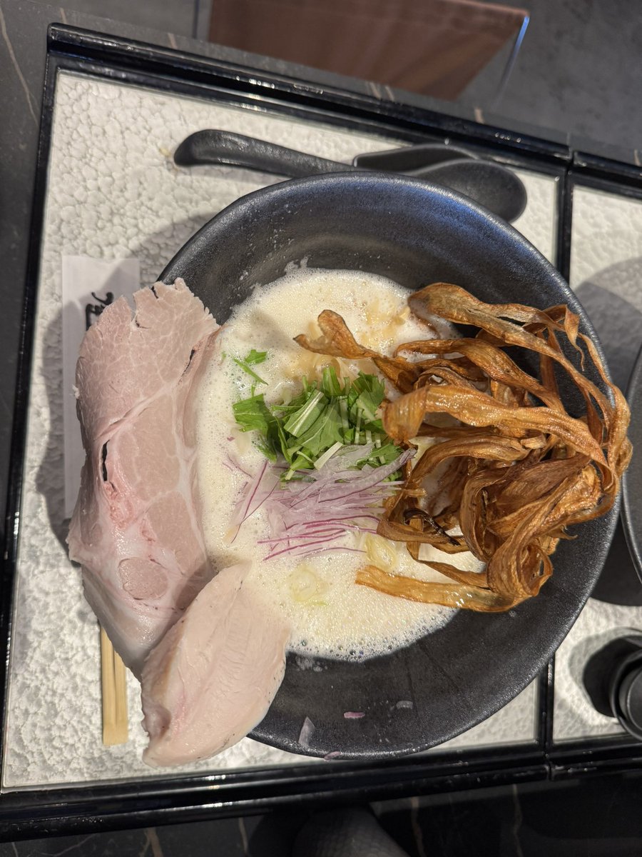arata_02nd's tweet photo. #飯テロ 
今日のランチは最近お気に入りのラーメン
豚と鶏のスープを泡立てて提供されるスープが
麺と絡まり最高です
牛蒡の素揚げがアクセントに
鶏のハムも美味しく

今日も幸せ気分になりました

今日が良い一日でありますように https://t.co/C6528mYKJl