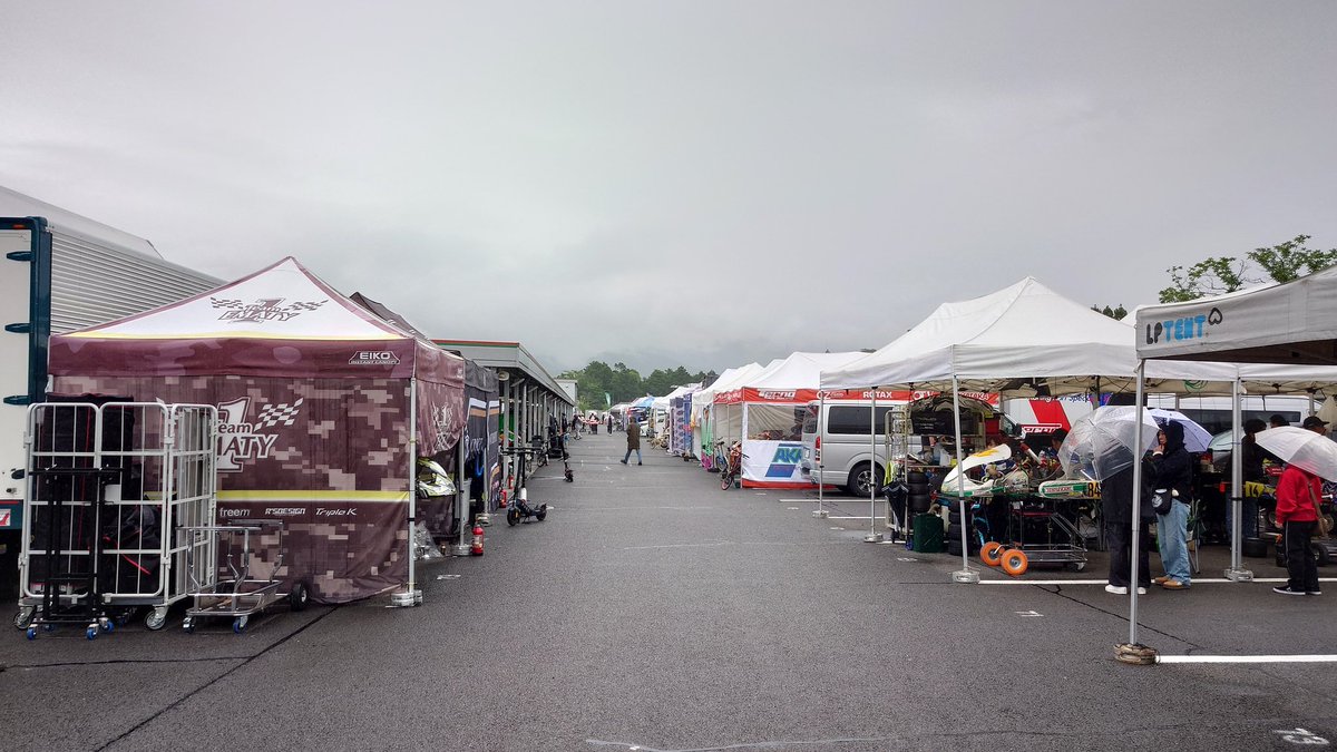 ehm_ceo's tweet photo. 【初カート観戦】
6/27開催の #UNIZONE Rd.3 で
ドライビングレッスン企画を実施します。https://t.co/mwKFtyxBib
それの誘客で御殿場のカート場
#APG のカート大会に来ました🚘
偶然にも #百瀬翔 選手が
大会参戦中。
自分史上初のカート大会に、
新しい世界を堪能中💨
#遠州ハママツ
#浜松 https://t.co/NyyDB72Me4