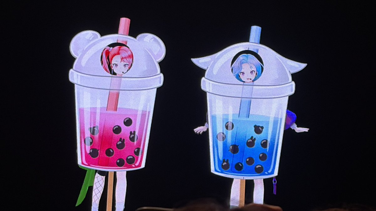 ame_OVOb's tweet photo. 第一次參加himehina 的演唱會 沒想到在台北辦演唱會的夢想真的實現了 
很感謝主揪 @WRr168BX 老師找我畫QQ人的看板！沒想到第一次參加演唱會 就能參與花籃製作的一部分
演唱會結束後還 一起擺搞怪姿勢拍照真的超好笑的 XD
#ヒメヒナワールドツアー台北
#HIMEHINAWorldtourTaipei https://t.co/TJbRAtA4zU