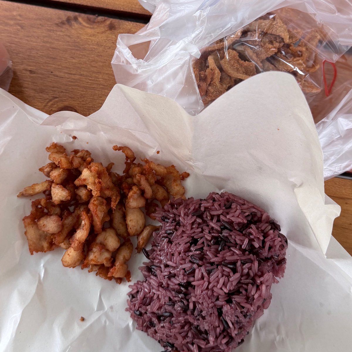 ppnnchi's tweet photo. ข้าวเหนียวหมูทอดที่สวนลุมถูกมากกกกก  
ได้ข้าวเหนียวดำ  เนื้อไก่ทอดในห่อ กากหมูในถุง ทั้งหมดนี่ 30 บาท!! 🙀😋 https://t.co/1fvUCno8G4