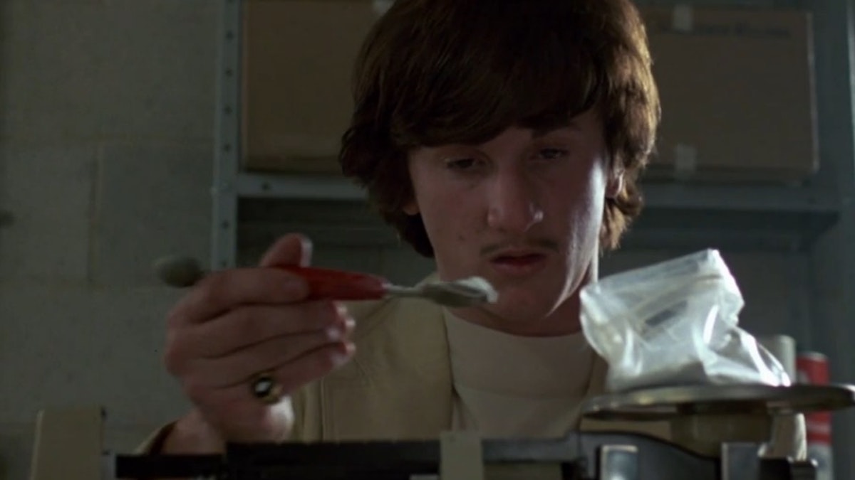pseudokane3's tweet photo. "Tu te converteste em profissional quando aceitaste dinheiro por teus serviços"... [A TRAIÇÃO DO FALCÃO (1985, de John Schlesinger)] 🖨 https://t.co/LQaaXsn82I