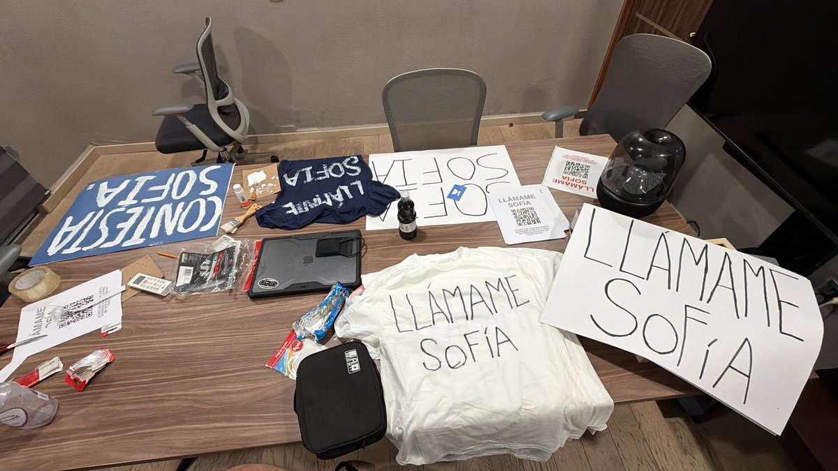 SebbasMont's tweet photo. necesito q regrese conmigo entonces estoy haciendo todo lo posible para que escuche la canción que le hice, estoy yendo a la calle con carteles, pegando códigos qr por la ciudad, LO QUE SEA, solo quiero que me llame. ayúdenme porfavor a hacerla viral para q le llegue 🙏 https://t.co/Xz6jOGCiUz