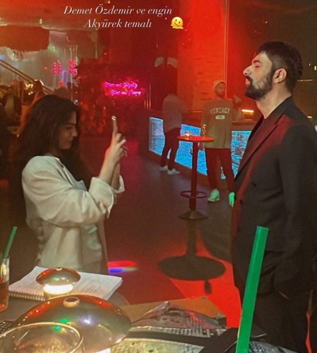 AdrianaMiceli1's tweet photo. Abrazo de compromiso xa dejar contentas a sus pobres fans
Abrazos verdaderos son los de #DemGin q continuan con una hermisa amistad #EnginAkyürek #DemetÖzdemir https://t.co/Dyoo0wcB2c