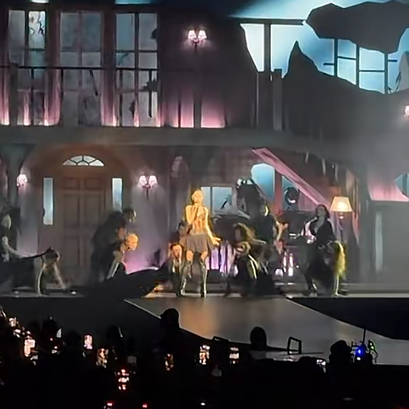 AGrande_ARG's tweet photo. ARIANA GRANDEEEE https://t.co/aFwneZPHGX