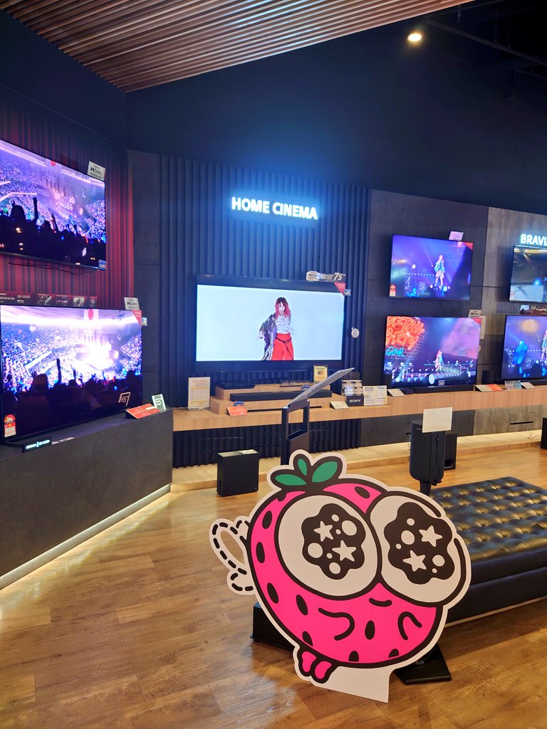 akihitopeace's tweet photo. クアラルンプールアニメイト向かいのSONYショップLiSAだらけーっ！ https://t.co/y65ZfS5fQ7