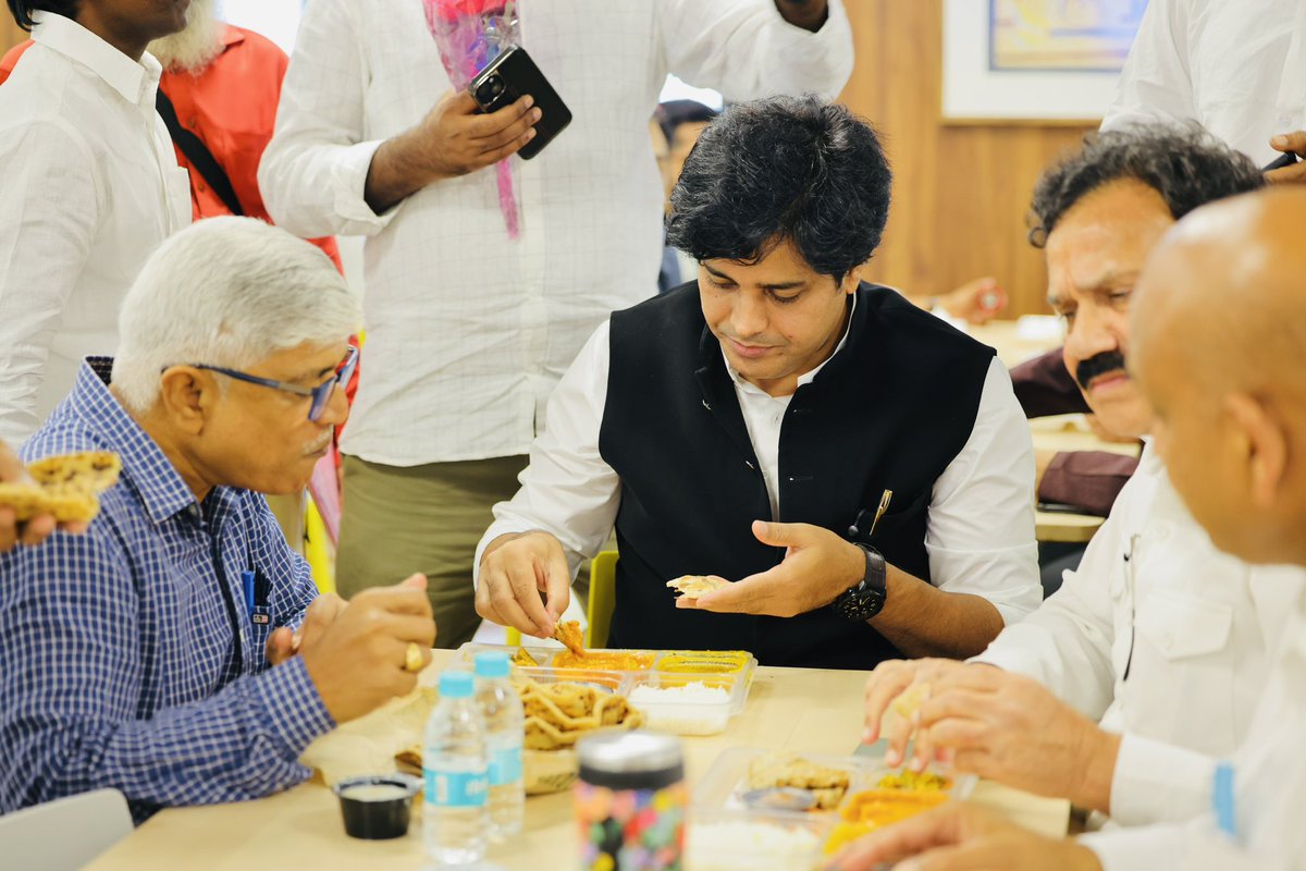 ShayarImran's tweet photo. दलितों और अल्पसंख्यकों की राजनैतिक और सामाजिक एकजुटता के बिना सरकारों द्वारा किये जा रहे अत्याचार नहीं रोके जा सकते।
देश के हर वर्ग के पीड़ितों को एकजुट होना पड़ेगा।

राहुल गॉंधी के सामाजिक न्याय के नारे को हक़ीकत बनाने के लिये कल इंदिरा भवन AICC में दलित और अल्पसंख्यक विभाग की नई पहल के तहत “Dalit - Minority Unity Meeting” आयोजित हुई जिसमें देश भर के दोनों विभागों के साथियों ने हिस्सा लिया।

तकरीबन 6 घंटे के इस संवाद कार्यक्रम में हमने एक दूसरे से खुले मन से संवाद किया और ये तय किया कि आगामी 20 जुलाई को दलितों और अल्पसंख्यकों पर हो रहे अत्याचारों के खिलाफ़ जंतर मंतर पर बड़ा प्रोटेस्ट आयेजित होगा।
@RahulGandhi @kharge 
@kcvenugopalmp @AdvRajendraPal