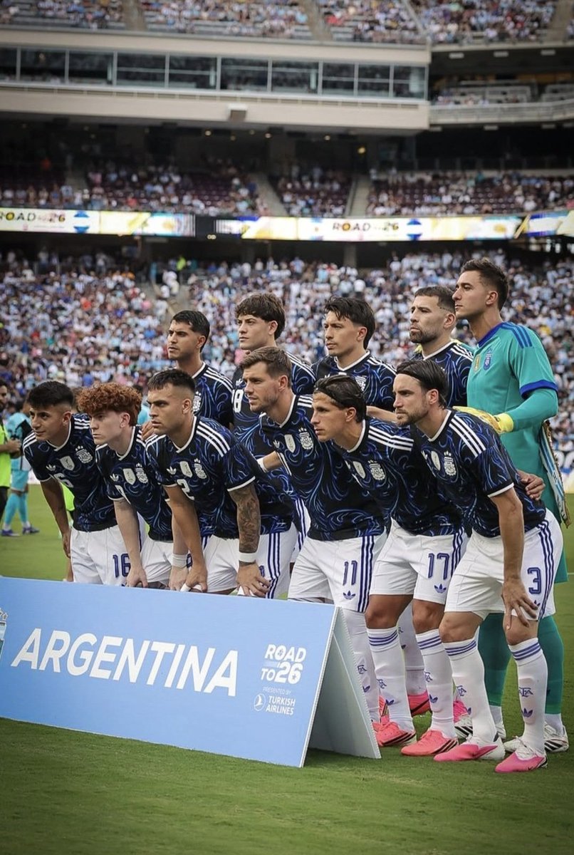MigueBertolotto's tweet photo. Honduras no fue medida, pero #Argentina -sin la formación estelar- siempre jugó como quiso, mantuvo su idea innegociable y ofreció lo mejor en el segundo tiempo.
La Selección terminó con tres pibes debutantes del fútbol local: #Beltrán, #Freitas y #Aranda. https://t.co/0dqlWVchaE