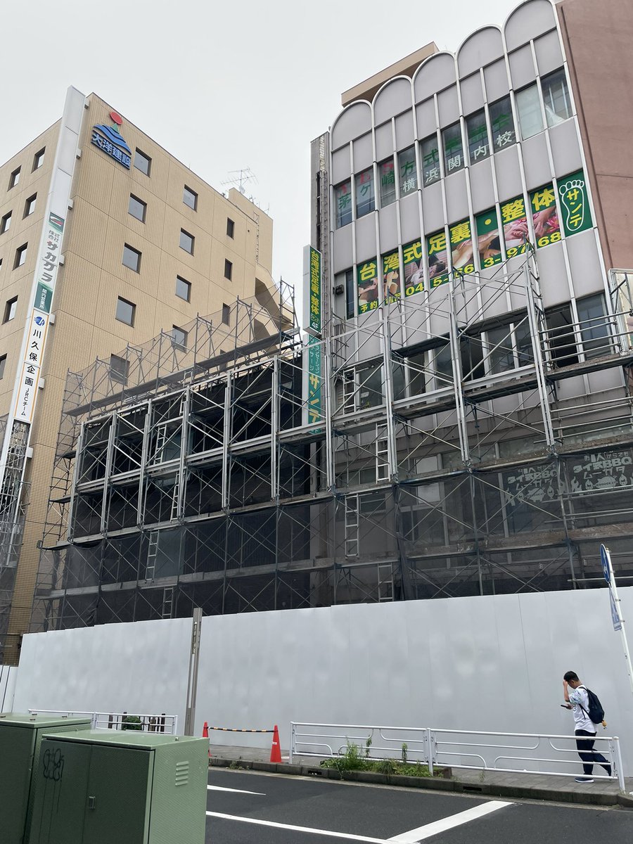 apolloooo's tweet photo. 関内の再開発エリア、龍が如くっぽい囲い方だな。 https://t.co/8DxPZJGnKt