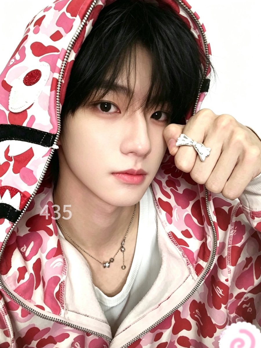 imnot435's tweet photo. 现在想想困丞对镜更有意思了 困困肯定羞得不敢抬头看自己但是又很想看层锅的脸和身体 所以就只能埋头苦干时不时奖励自己瞟几眼 被层锅发现之后层锅反手捏他下巴强迫他在镜子里对视 脸红到爆炸了层锅觉得很可爱 伸舌头舔了一下镜子里的困困 然后困困遭不住就流鼻血 https://t.co/MHDmVMnYiA
