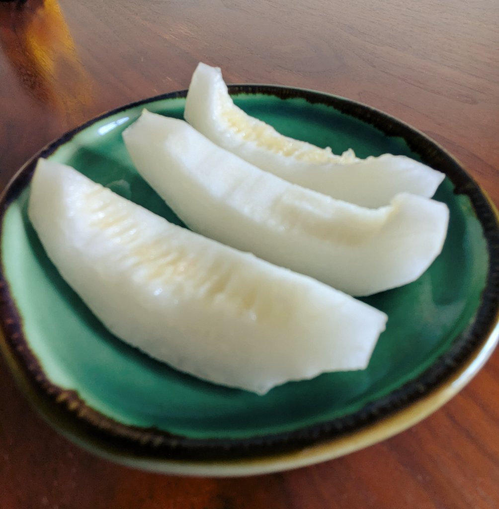 shashashachi's tweet photo. チャメ(マクワウリ)実食〜

フォロワさんに教えてもらったとおり、熟す前の、甘くないサクサクのメロンみたいだった
サッパリしてたね〜キンキンに冷やすの大正解

種のグズグズのとこが好きなので、キワキワを攻める😇 https://t.co/pL8yGrWxr9