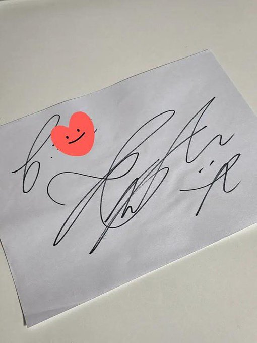 spotifyforV's tweet photo. A heartwarming story of how an army received Taehyung's signature and Layover album 

👤taetae ssi (long time no see.. hehe) this was before he enlisted, when his solo album came out~ a close younger friend’s boyfriend was said to be close friends with taehyung (now ex-bf.. huhu) she knew I was an army and got me a sign together with the album~ after receiving I was in a daze for a long time. Although, I didn’t receive it directly from him, I couldn’t believe he wrote my name in his own handwriting ㅠㅠ I have to preserve it by at least laminating it… having thought that, it’s currently tucked away in a text book I never read~ hehehe  anyways, I have a feeling of being a successful fan at least with this… well something like that. hehe with that all kinds of emotions crossed through my mind~ once I thought “what if I have a sign, when I can’t even go to a concert..ㅠㅠ” I’m finally going Taehyung ah! I’m be amongst the 54,000 armys!!!!

translation : Naver Taehyung
