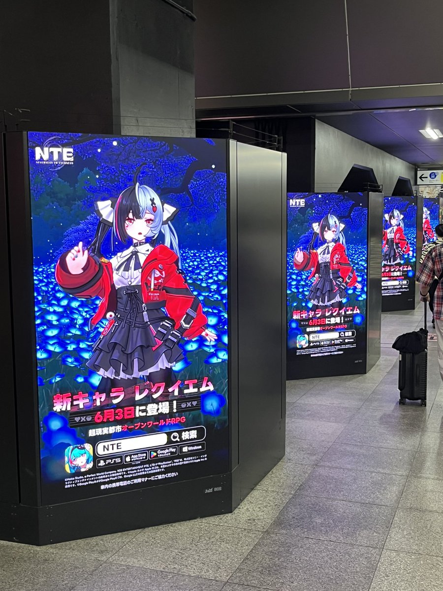 tebachi1967's tweet photo. ＃NTE
秋葉原駅の通路。レクイエムがいっぱい。
イベント会場に置いてるバルーンの材質感なかなか良いw  小さいの作ればめっちゃ売れると思う。 https://t.co/zl2gwHMOK6