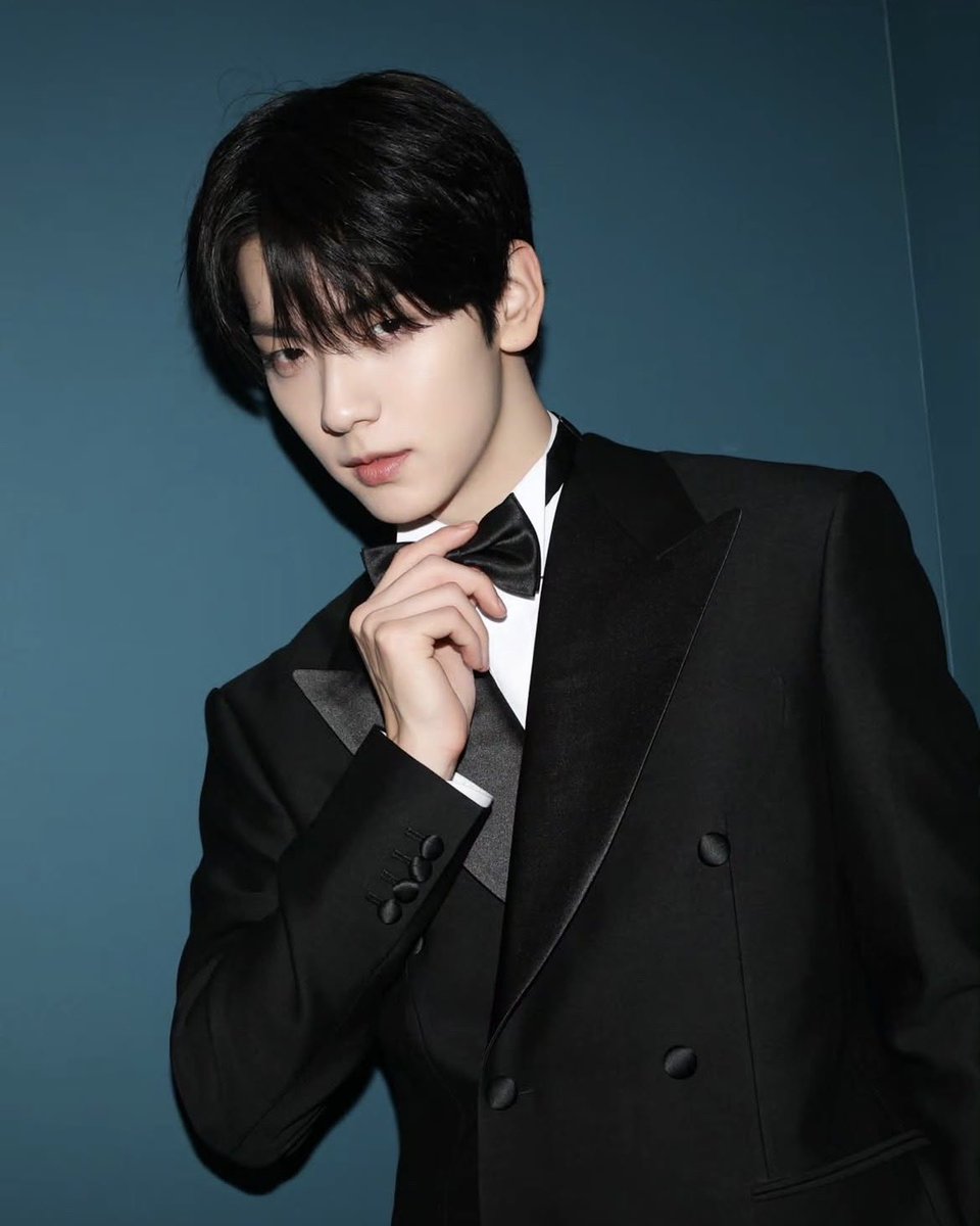 tsgrgie's tweet photo. feeling like george bond #jinturns26 https://t.co/7GgRsAfTGD