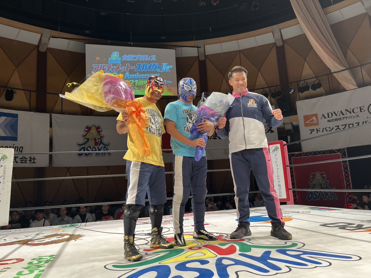 osakapro's tweet photo. アルティメット・スパイダーJr 20th Anniversary 〜タコヤキーダー21周年もやるの!!〜　

アゼリア大正大会 超満員のお客様です。
試合開始に先立ちまして
本日の主役 タコスパタッグのお二人が挨拶です。
ゼウス社長がサプライズ登場で花束が贈呈されました。

#大阪プロレス https://t.co/8eW2gKGxcb