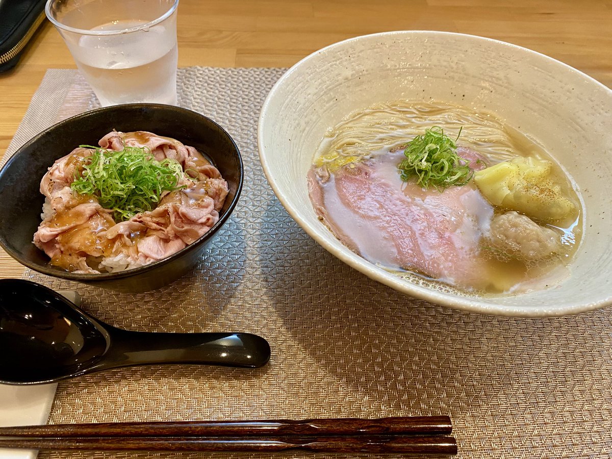 massher0127's tweet photo. 今日教えてもらった
塩そばかみやさん

塩そばとお肉ご飯
美味しかったです！

雲呑とチャーシューは
どないしたらこうなんねんって
くらい美味すぎた😆

また行かせてもらいます！ https://t.co/g6q5Qj7rii