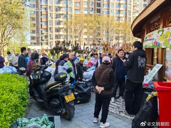 ali_ko1907's tweet photo. Hey neighbors! Join our community clean-up this Saturday (9am-12pm) at Central Park. Bring gloves, we’ll provide snacks u0026 eco-bags. Let’s keep our neighborhood green together! https://t.co/77NB61k26p