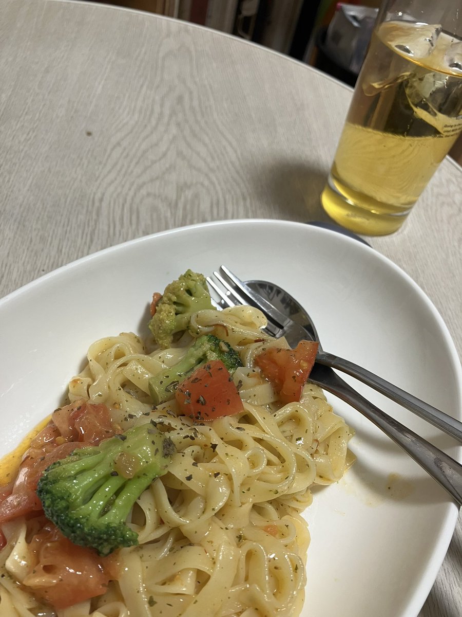 Mion_45's tweet photo. 今日のお昼ご飯はトマトとブロッコリーのペペロンチーノパスタ！！ https://t.co/6VBkb2L1Re