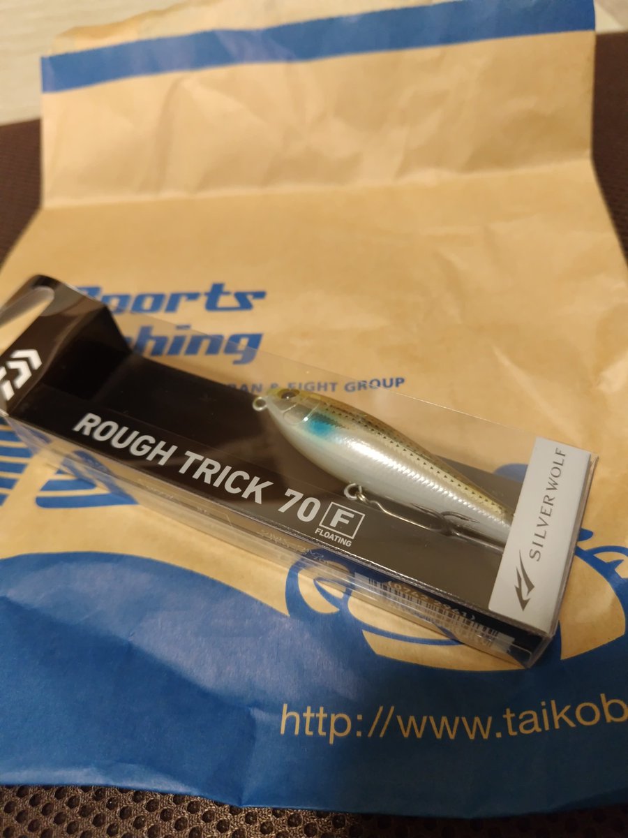 SmLmbass's tweet photo. 釣り行かんかわりに😅チョット買い物

#チヌトップ 
#シルバーウルフ 
#ラフトリック70 https://t.co/5hrOvRhEjq