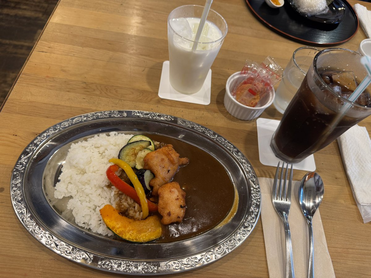 shutocos1952's tweet photo. いつもカレー食う時肉多めの手抜きだから、野菜がしっかり入ってるカレーの美味さに感動😭
そして甘党好きには堪らんよこのパフェ🤤

@createcaffefuga https://t.co/EcvyJ0wOGG