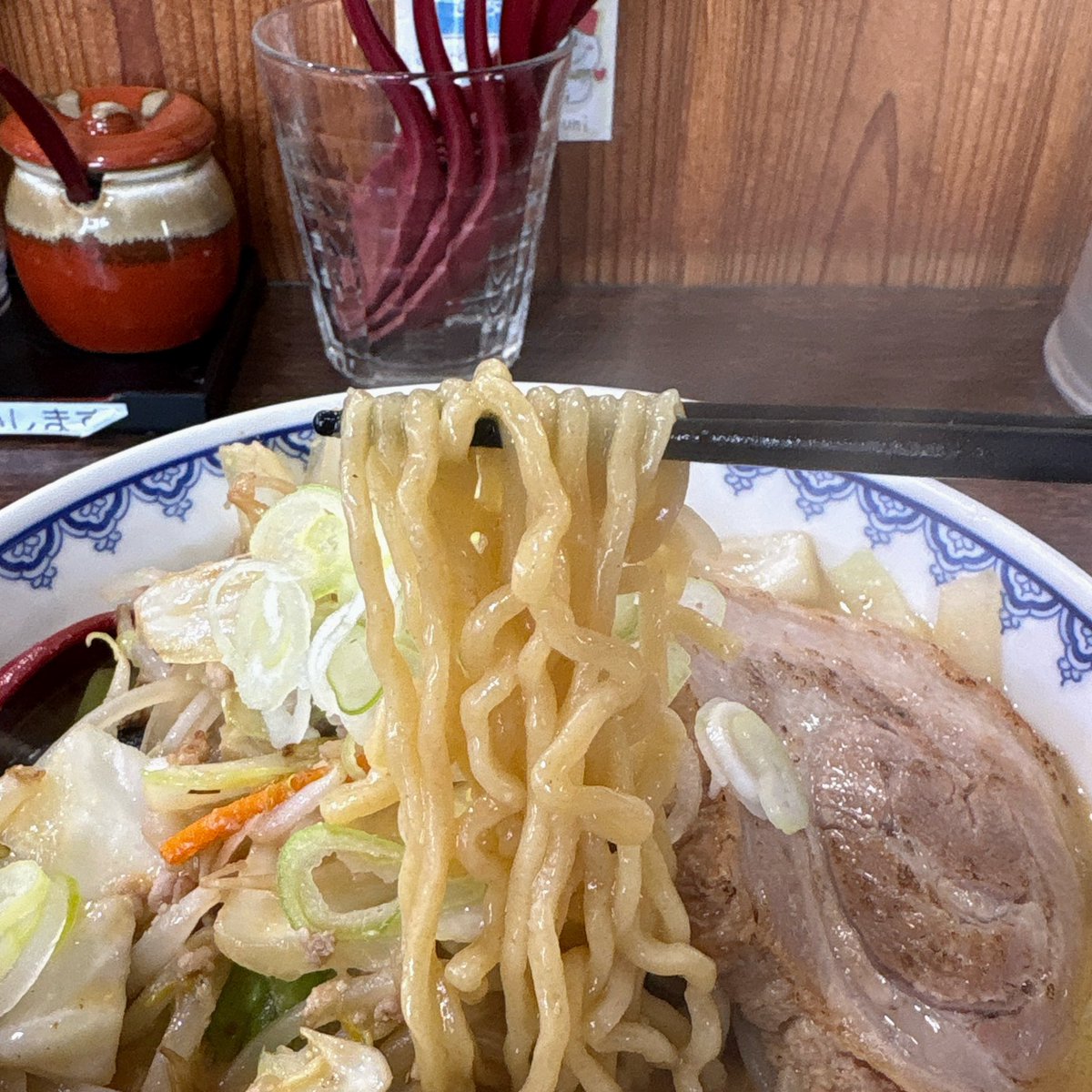 KGM_court's tweet photo. 味噌ラーメン 雪ぐに(中田)

10種の具材の味噌タンメン 巻バラチャーシュー 1550円
ライス小 150円

今日は限定のタンメン🍜
デフォでは玉ねぎの甘味が存分に感じられるが、そこに別の野菜等が加わることでまた別次元の美味しさへと変化🥰
熟成された中太縮れ麺や🍚との相性も◎🤤✨
2026年90杯目 https://t.co/GRdPTAVhip