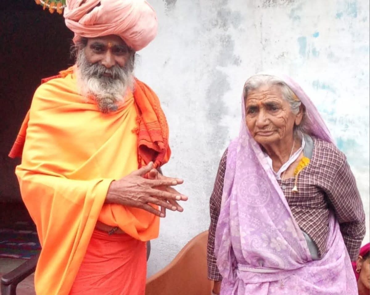 askbhupi's tweet photo. उत्तराखंड के पिथौरागढ़ में एक ऐसा मिलन हुआ जिसने हर आंख नम कर दी। 85 वर्षीय नंदी देवी ने 46 साल पहले घर छोड़कर गए अपने बेटे को उसके चेहरे से नहीं, बल्कि उसकी आवाज से पहचान लिया।

15 साल की उम्र में लापता हुआ बुद्धि बल्लभ अब साधु बनकर "बुद्धनाथ" के नाम से गांव लौटा था। केसरिया वस्त्र, जटाधारी रूप और बदली हुई पहचान के बावजूद मां की ममता उसे पहचानने में नहीं चूकी।
जैसे ही साधु ने भिक्षा मांगी, मां ने पुराने नाम से पुकारा और फिर जो हुआ, उसे देखकर पूरा गांव भावुक हो उठा।