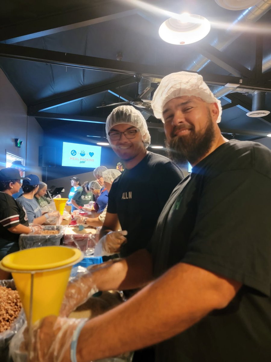 Kay7even2's tweet photo. A great day to provide meals for family in need at my church in bellflower @Eastside_CC #givingbacktothepeople https://t.co/O6B14qTmOf