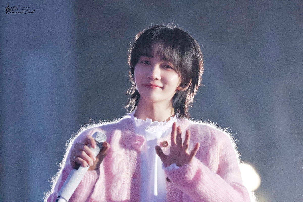 DearHani2's tweet photo. #아이고야_30일_카운트다운

DAY - 18 정한이를 덕질하면서 가장 행복했던 순간은?

정한이를 좋아하면서 한순간도 안 행복했던 날은 없지만 가장 행복했던 순간은 아무래도 정한이를실제로 처음 본 날 !

남들보다 좋아한 시점이 많이 늦기도 했고 … 
개인 사정으로 계속 못 보다가 정한이가 부상으로 활동을 쉬게 되면서 볼 기회가 아예 사라졌었는데 인천 콘서트를 기점으로 복귀하게 되면서 이때 처음 봤다 ㅜㅜ

아시아드 낮엔 덥고 밤엔 춥고 이래저래 너~무 힘들었지만 인생 첫 야외 콘서트였고 밴드 세션부터 안 좋았던 점 없었어서 정말로 행복했다네요 ㅎㅎ