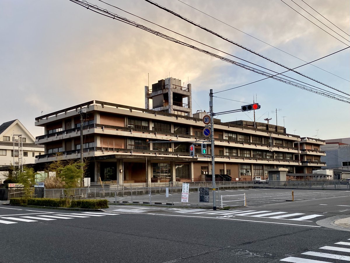 curiositydrivin's tweet photo. 【旧竹原市庁舎】
[所在地] 広島県竹原市中央5-1-35
[竣工] 1966年
[設計] 中山安三建築事務所
[構造] 鉄筋コンクリート造
[規模] 地上3階・塔屋2階
[施工] 大林組
#竹原市の建築 https://t.co/D9t5BzMWZL
