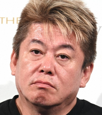 kaigaihanno1's tweet photo. 【ホリエモンが土下座要求】
ホリエモン
「うちの浜田（寿人シェフ）がWAGYUMAFIAで、凄くやさしくしてあげたのに“WAGYUMAFIAのラーメンはまずい”とか、わざわざ言ってきて。」
「リュウジと一緒だよ。俺だったら、悪口言ってもいいと思ってるんだろうね」

SUSURU
「おいホリエモン、嘘つくな!」
「マジで俺、動画で“まずい”なんて言ったこと一回もないですから」
「ホリエモンさん、大変すすれました」
※「大変おいしくすすれました」と言うところ“おいしく”の部分を省いていた。

ホリエモン
「適当なYouTuberが小馬鹿にしてるのは本当に許せないから浜田に土下座してごめんなさいして欲しい」

勝者は？