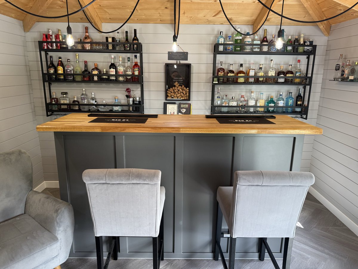 tdapainting's tweet photo. Bar interior. https://t.co/MyEYCIsnlU