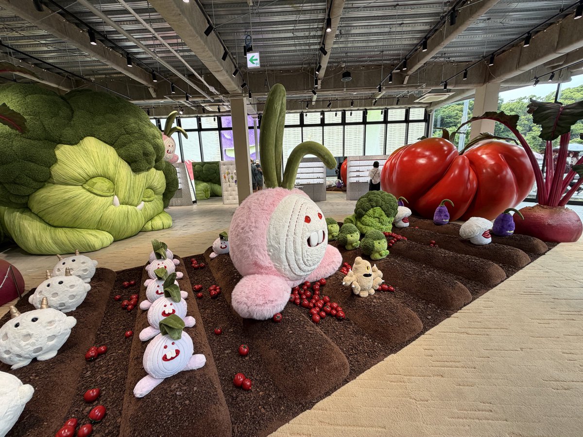 sba07062's tweet photo. 韓国のメガネブランド「ジェントルモンスター」が新作「2026 Veggie コレクション」の発売を記念したポップアップを原宿で開催していて通りすがりにチラ見。「野菜」をイメージした折り畳みタイプらしく、キャラクターの「ベジモンスター」の��大なオブジェやAIを活用したギフトコンテンツ等で構成。 https://t.co/Jz9gUoXO3d