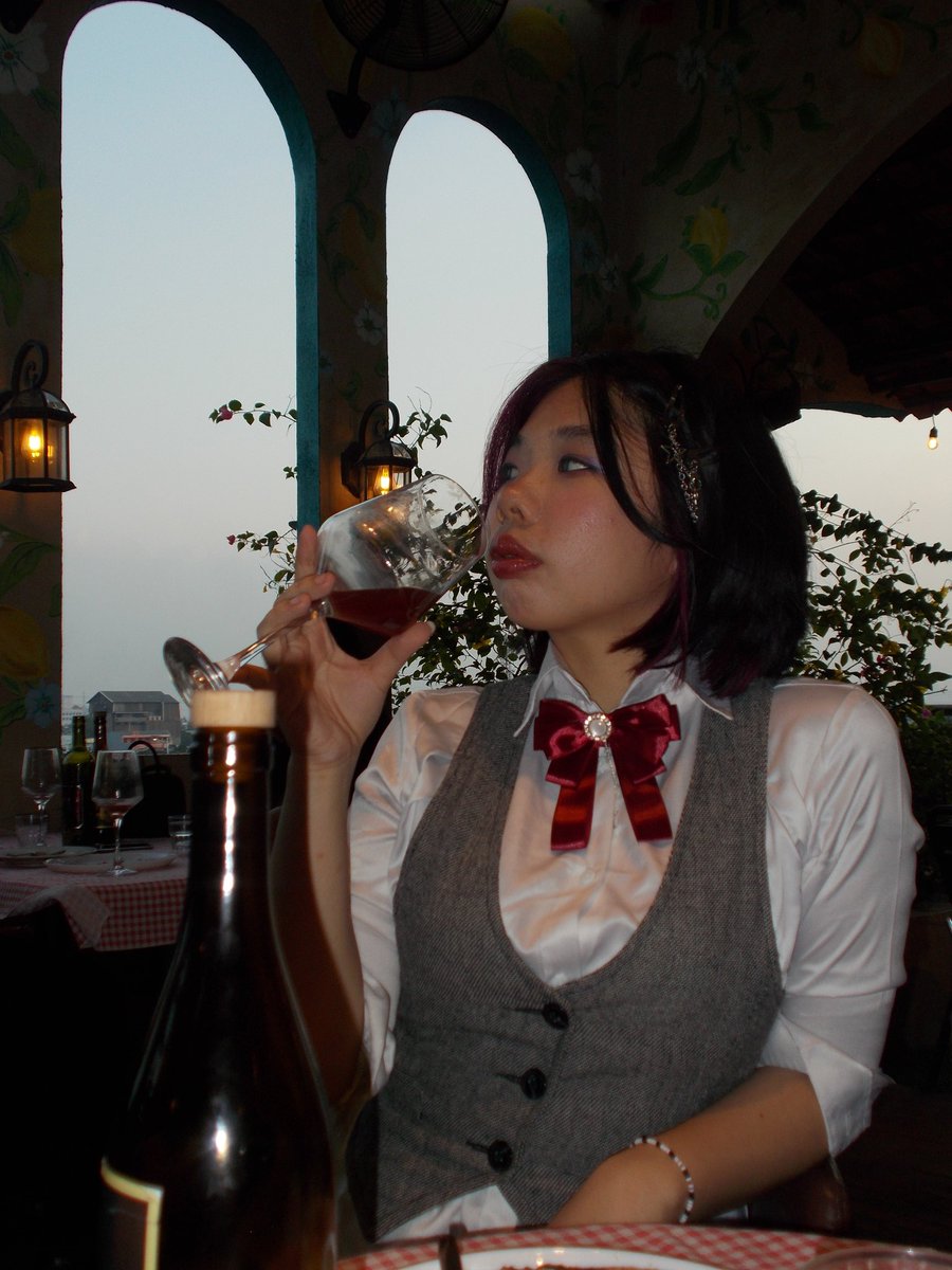 sunwoomini's tweet photo. Let's have some drink? 🥂 https://t.co/vKWQTxiZGt