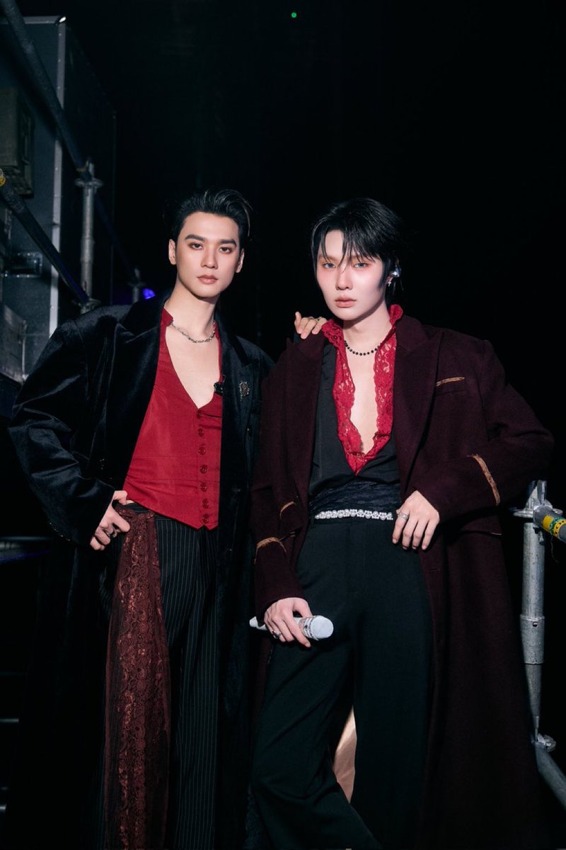 moonlightknp's tweet photo. THEY GIVING VAMPIRES

KNP WITH BURNING EMPIRE
#MOVEONCONCERTxKengNamping
#KengNamping https://t.co/GcfGmVpQWN
