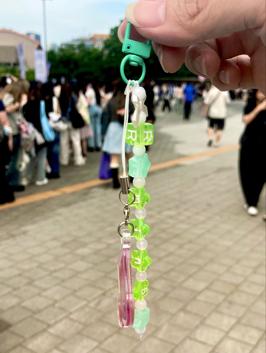 _bobsang's tweet photo. 내가 부스 입장한 시각 16:30
공연장 입장시간 17:00 
입장 10분전에 어떻게든 완성;
도넛은 키캡에 붙이는 파츠였던거 같은데 가져가도 된다고 해서 가져왔어요 ㅎ 오른쪽 컨페티는 큐덥이들 시간에 뿌려진거 줏어온 ㅎ
#QWER #SIYEON #이시연 #WeverseConFestival #WeverseBooth https://t.co/LLAI94Gx72