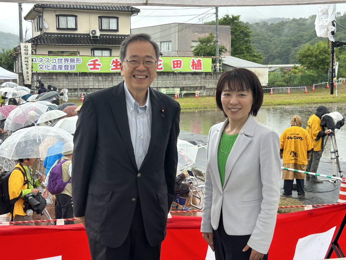 saitotetsuo's tweet photo. 今日は北広島町の世界ユネスコ無形文化遺産「壬生の花田植」に行ってきました。あいにくの雨模様でしたが、田植え前には雨も上がりました。今年は横田広島県知事も参加され一緒に観覧させていただきました。

少年時代には獣医師であった父と牛を飼っているお宅に行ったこともあり、人と牛との共生による農耕文化を身で感じてきた一人です。

今日は地元の千代田高校の生徒さんたちも裏方として活躍されていました。伝統芸能である「神楽」、そして文化遺産「花田植」も次世代への継承とともにさらなる振興に一層頑張っていきます。