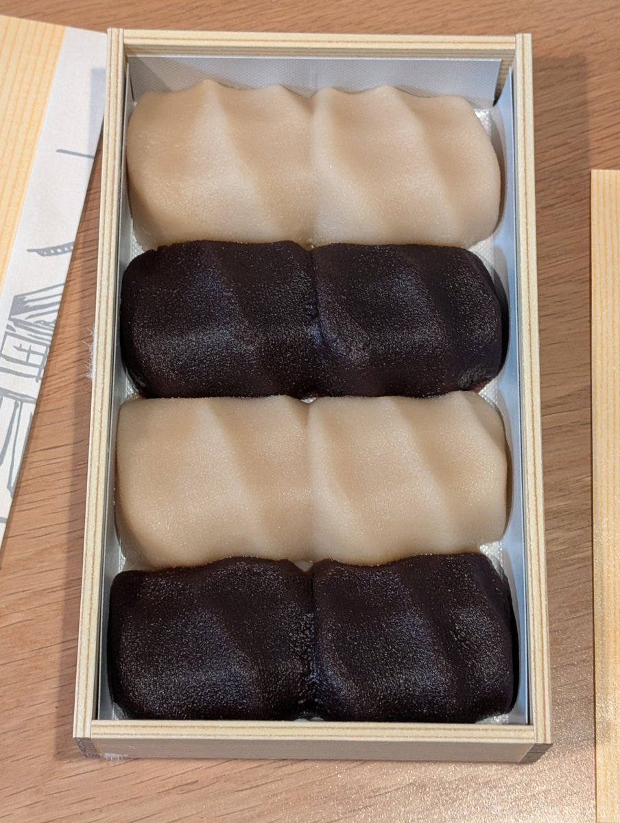 numacoknit's tweet photo. 新大阪駅で見つけて思わず買ってしまった赤福の白黒バージョン https://t.co/TonJ6rji4a