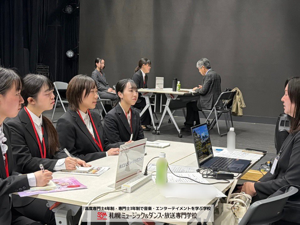 sbassm's tweet photo. 合同企業説明会の様子📸
先日、就職サポートプログラムである「合同企業説明会」が本校舎にて行われました。
希望する業界に求められる人材、採用ポイントなどを解説していただき、学生にとって自分をアピールするきっかけにもなりました！
「好き」を「仕事」にするための大切な時間でした✨#SSM札幌 https://t.co/xbs5VZT1h8