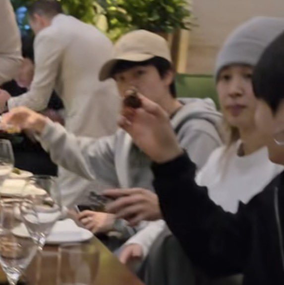 jiminticaI's tweet photo. so jimin's log was filmed the same day 🥺 https://t.co/on7Wu0qISt