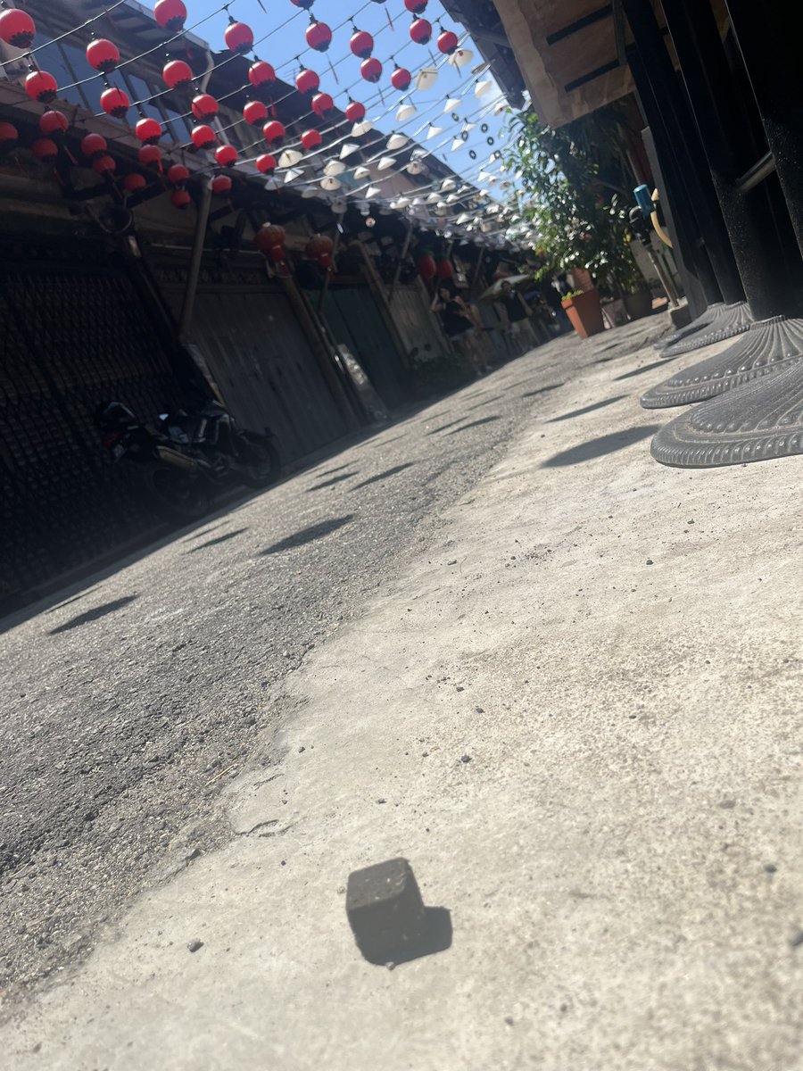 aaaaandU's tweet photo. さすがマレーシア25mmくらいのキューブ炭が街中に落ちてるのかと思って色んな角度から撮って手に取ろうと触ったらスポンジでした https://t.co/HWK5TNMBCw