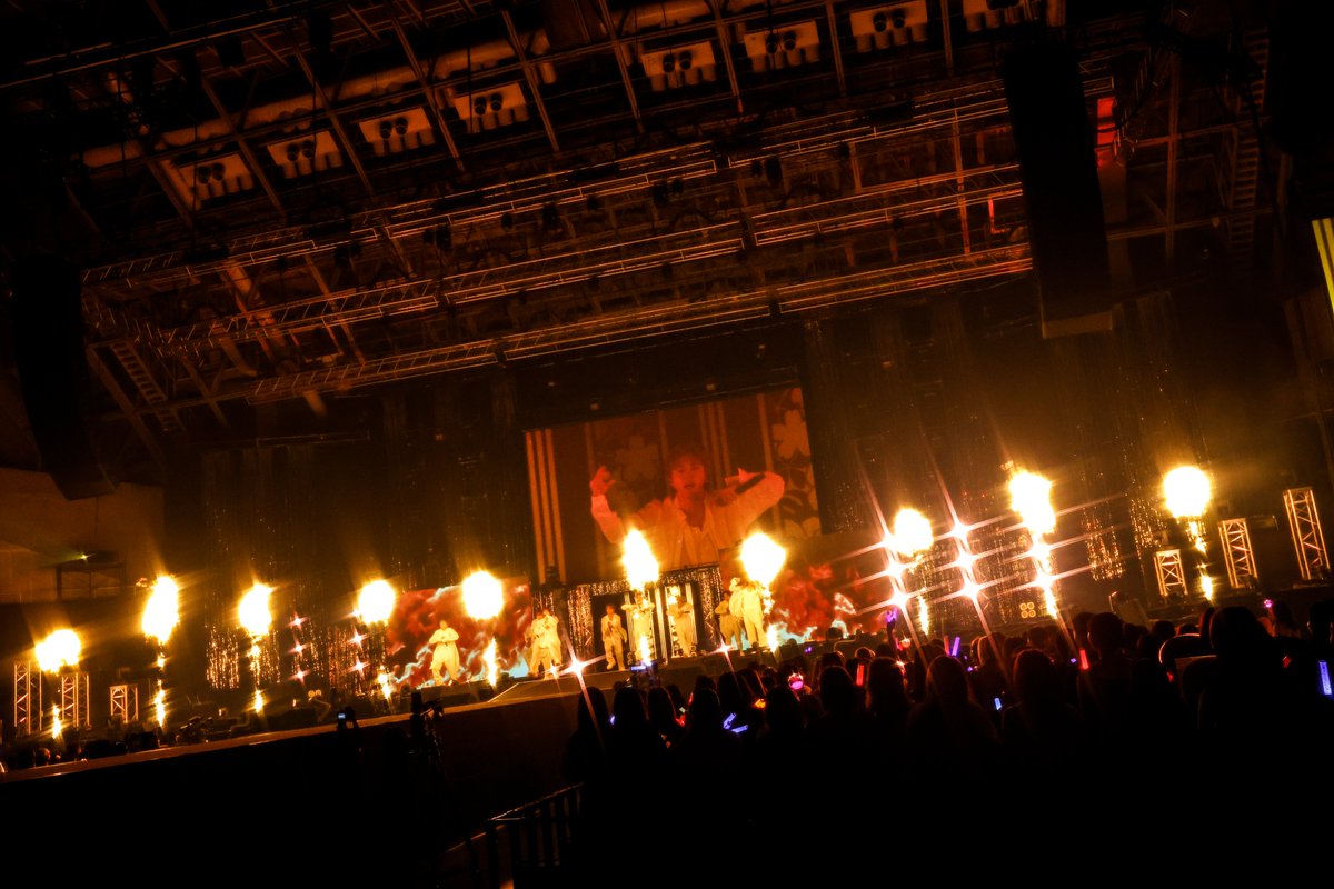 encountofficial's tweet photo. 〚 🦁#ENCOUNT ライブレポ🦁 〛

BUDDiiS、ツアー集大成の幕張ライブ！

ダンス、作詞、衣装まで手掛ける異色9人が成長証明🫰
🗨️「元気がない時の手助けに」

レポ全文はこちら
🖇️https://t.co/TUDLa4KYJm

#BUDDiiS #BUDDiiS_FLORiiA ＠buddiis