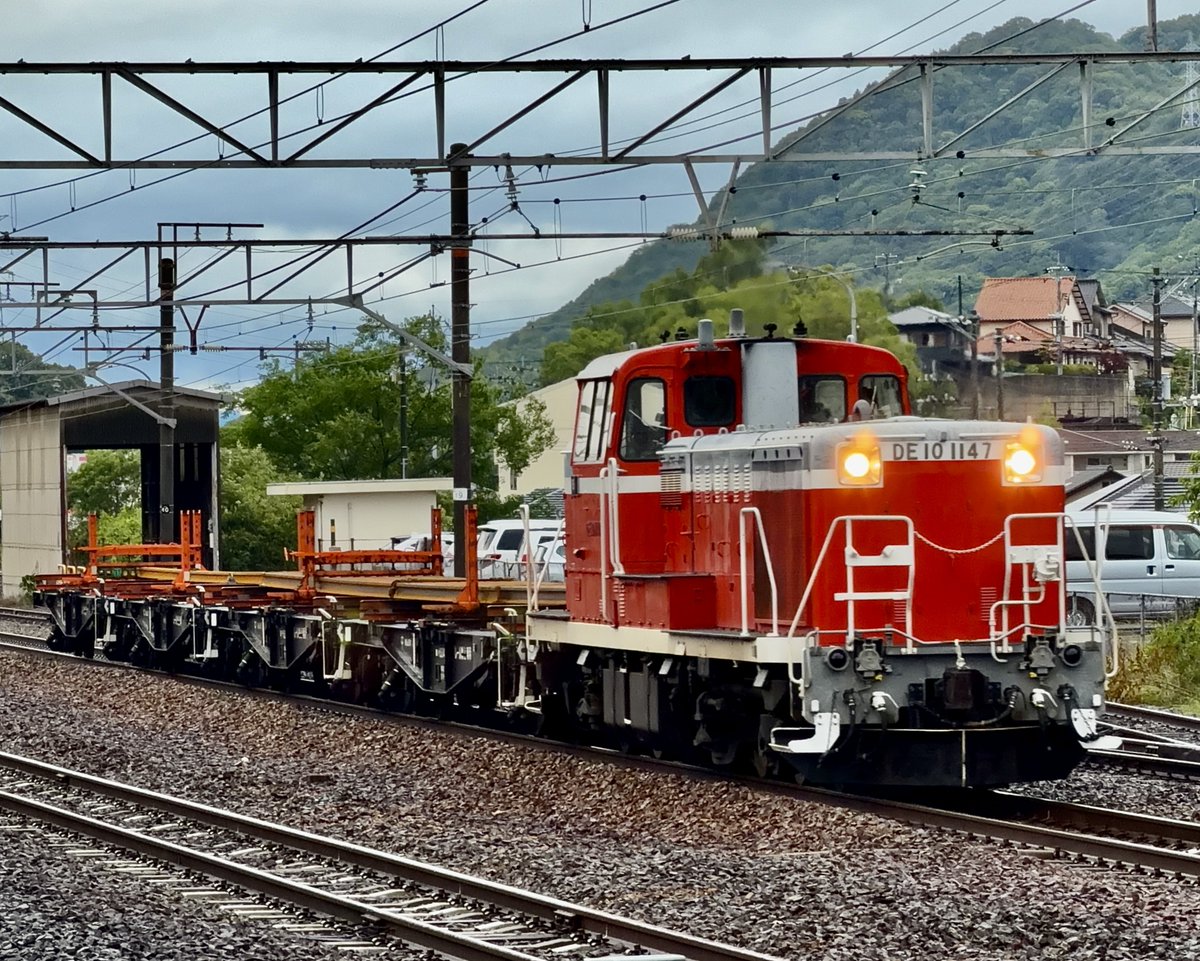 tetsutetsu181's tweet photo. エ9786レ　 鴨方工臨
DE10 -1147号機＋チキ4B(レール積載あり)
そろそろあがりそうな梅雨空のなかの工臨です
2026年6月7日
#JR西日本　#DE10   #鴨方工臨　#チキ　#山陽本線 https://t.co/zIxRaN5psc