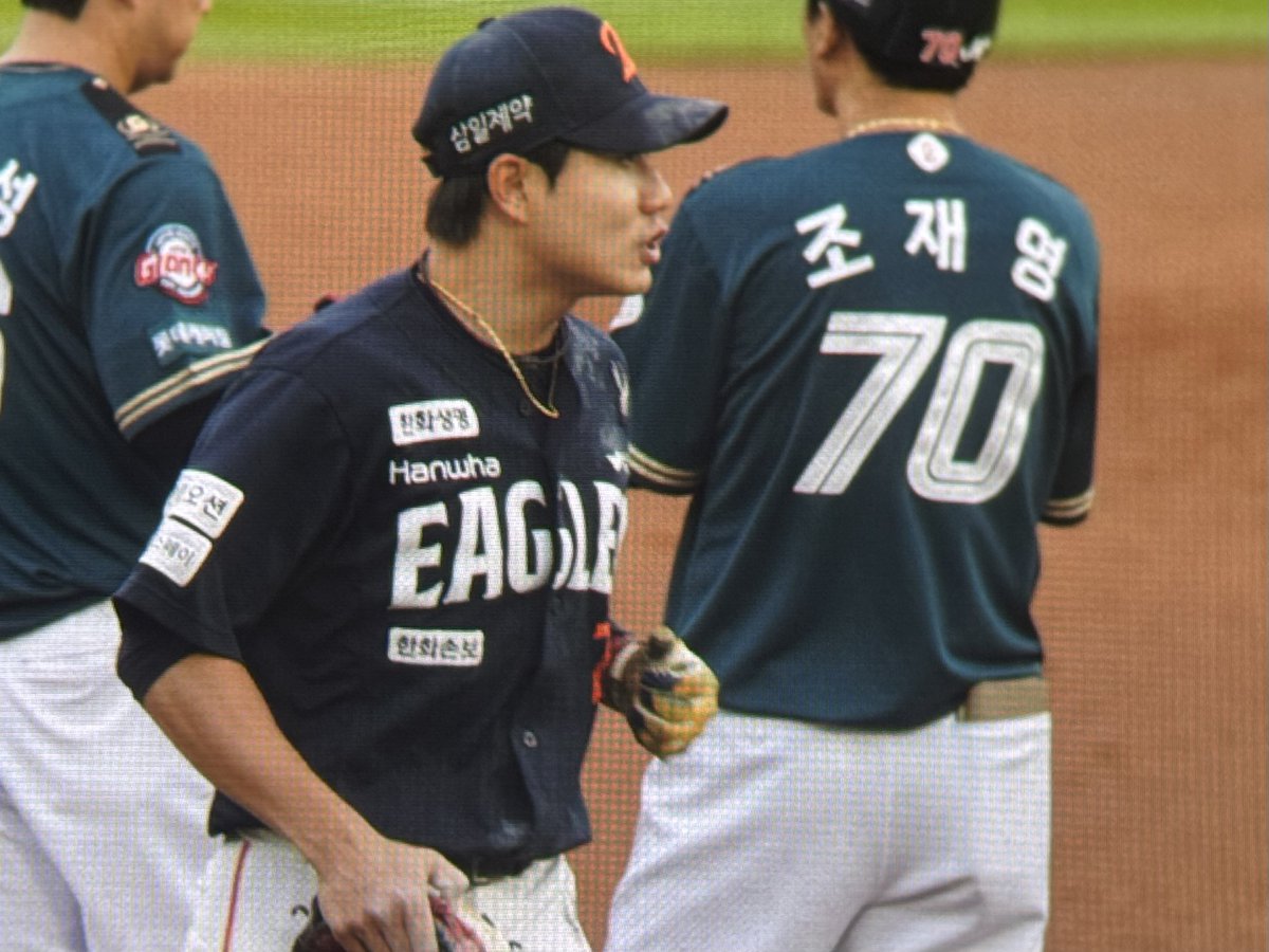 walchiv22's tweet photo. 비디오 결과 나오자마자 시환이한테 👊 https://t.co/dzmhpxYStH