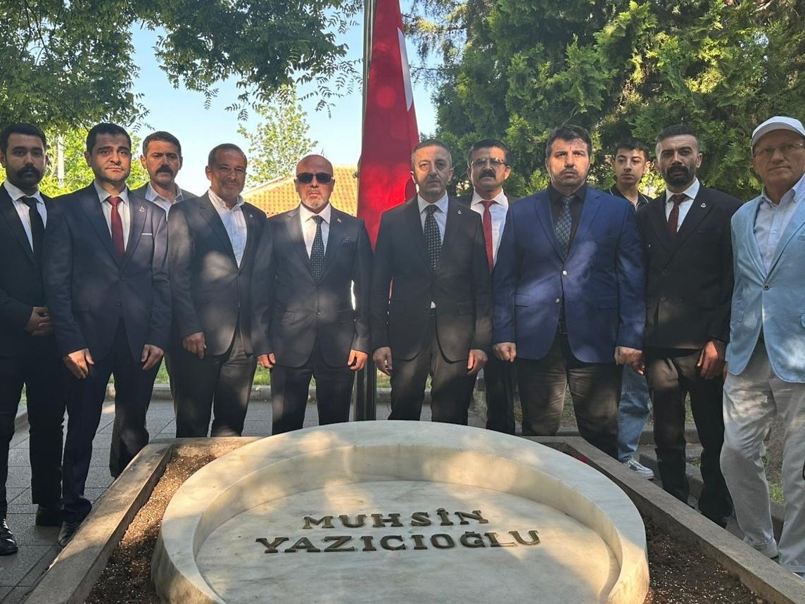 SivasAlperenOck's tweet photo. 13.Olağan Kurultayımız öncesinde; Başbuğumuz, Şehit Liderimiz, Genel Başkanımız Muhsin Yazıcıoğlu’nun kabrini ziyaret ederek aziz hatırası önünde dualarımızı ettik.Şehit Liderimizin emaneti olan bu kutlu davayı aynı inanç,aynı kararlılıkla yaşatmaya devam edeceğiz. #DikYürüyenler https://t.co/gEeoRdFV4n
