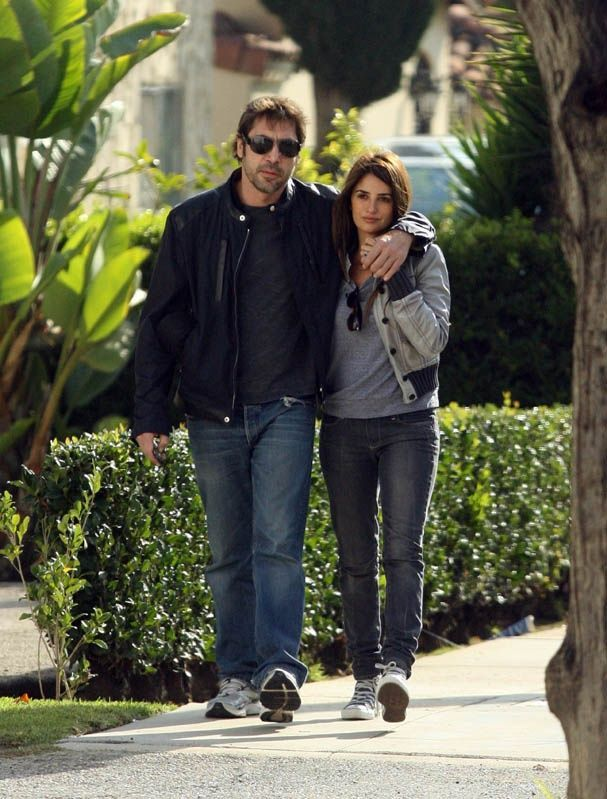 cinevow's tweet photo. Javier Bardem and Penélope Cruz in LA, 2009 https://t.co/MGG1prfE3f
