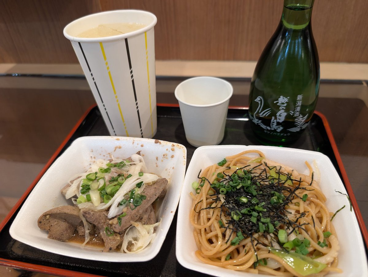 TomOpti's tweet photo. 【味の笛】御徒町
いつもは一軒目で魚系を選択しますが、今日は三軒目なので食事系にしてみました。結果…旨いっ(⁠・⁠∀⁠・⁠)
ニンニク強めのレバーは焼酎ハイボールによく合い、味濃いめの和風パスタは…熱燗に最高です♪
吉池さん（御徒町駅前の魚屋・食材店）にある材料なので、帰りに買物も♪ https://t.co/beRHKjZAlL