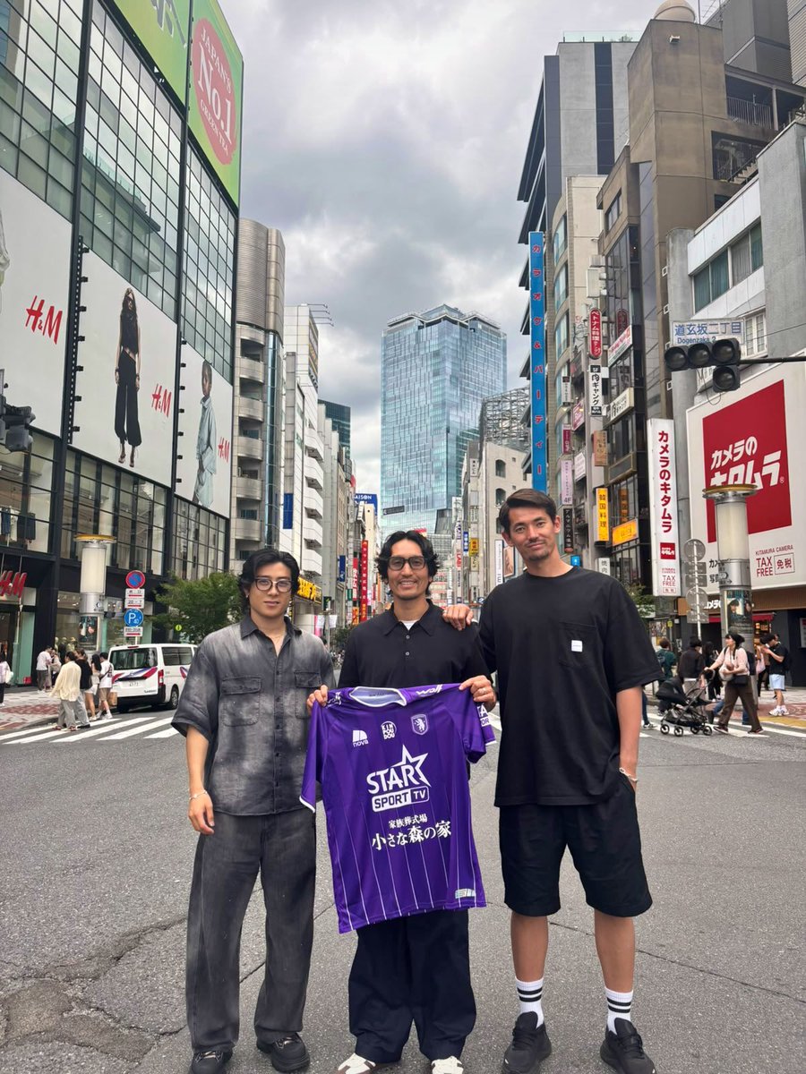 kbeerschotva_jp's tweet photo. A Snapshot from Shibuya, Tokyo🟣⚪️

東京からアントワープへ🇯🇵🇧🇪

世界有数の賑わいを見せる街・渋谷から、ベールスホットの一枚をお届けします✈️

#原口元気 #倍井謙 #ポープウィリアム https://t.co/qPBJN0SRAt