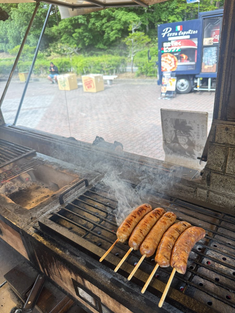 franky_nob's tweet photo. 6/6-7 Mt.富士ヒルクライム会場でお買い上げいただいた皆様、誠にありがとうございました‼︎
初のロードバイクイベント、初の富士ヒルクライムへの出店で緊張しっぱなしでしたが見知った方のお声掛けや「やっと食べられるぜ😎」という嬉しいお声掛けがあり一瞬で馴染みました👍
読み違えてしまい大半の商品を売り切れさせてしまい楽しみにされていた皆様にお届けできなかった事が悔やまれます、申し訳ありませんでした
これを踏まえて来年はしっかりと準備して臨みます‼︎
自転車現場での出店は7/19-20全日本クロスカントリー選手権、7/25-26シマノバイカーズフェスティバルと続きます、秋からはMTBレース会場も予定しております、ぜひHMD食べついでにご来場ください‼︎
また来年‼︎富士北麓公園で再会しましょう‼︎‼︎
@funridejp 
#富士ヒルクライム
#富士ヒル