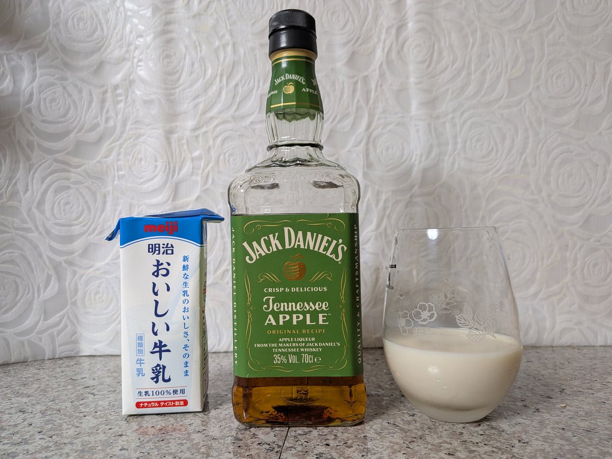 kosan0711's tweet photo. マエダハイボールさんがYouTubeで美味しいって言ってたから…

あっ。美味い

 #ウイスキー
 #ジャックダニエルテネシーハニー
 #マエダハイボール https://t.co/3qB7Q4Uwo0
